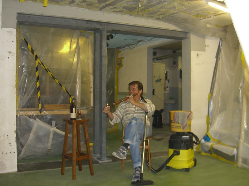 Die Stahltr&auml;ger sind montiert. Die Arbeiten mit dem Bauunternehmer abgeschlossen. Zeit f&uuml;r eine kleine Zigarre und einen edlen Scheibenreiniger.