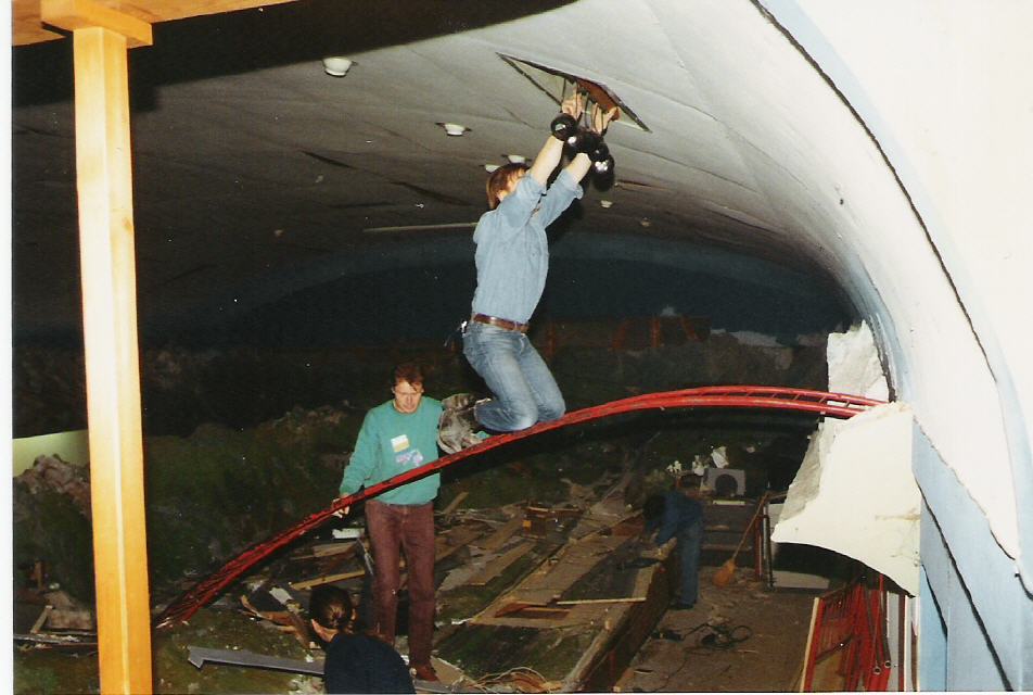 Der "Lampenstunt". Alles wird wiederverwendet. Warten auf den Lottogewinn passt nicht.