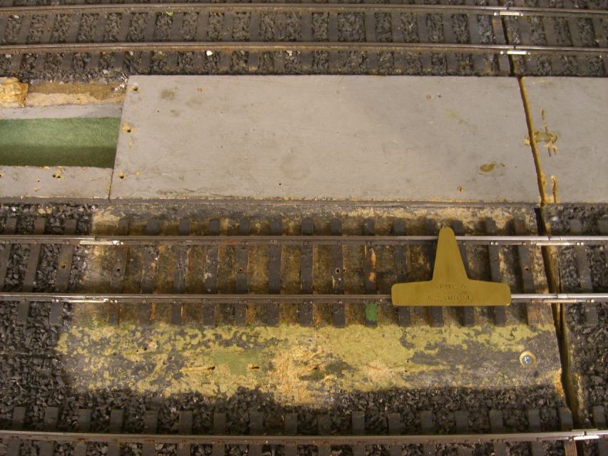 Gleise werden eingesetzt und verl&ouml;tet.