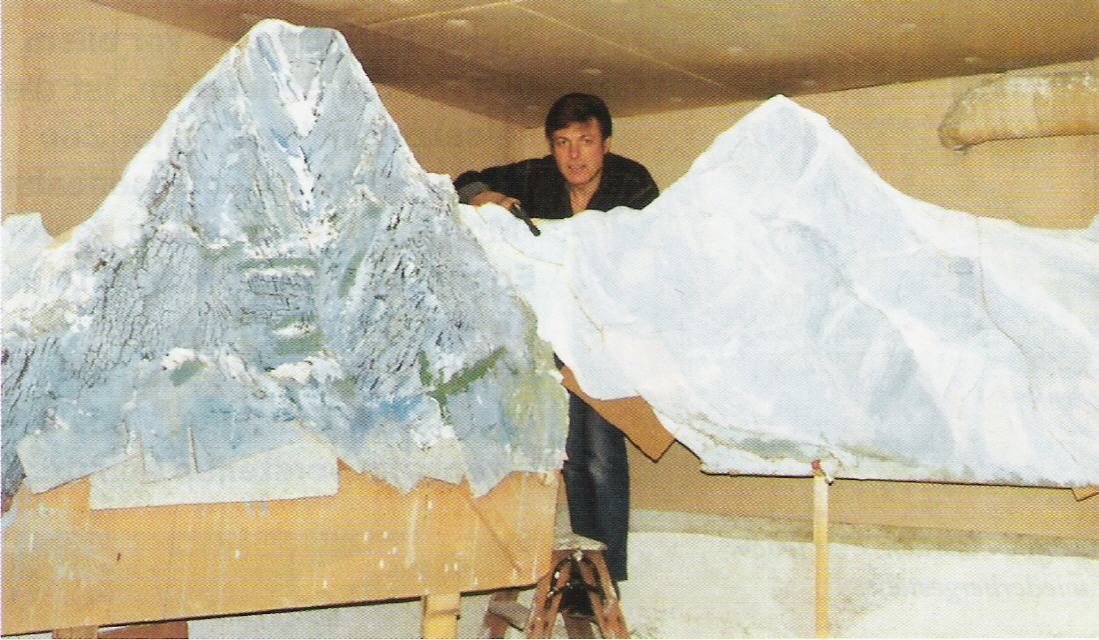 Wiederaufbau der "Morgensonne"-Kulisse mit Eiger, M&ouml;nch und Jungfrau.