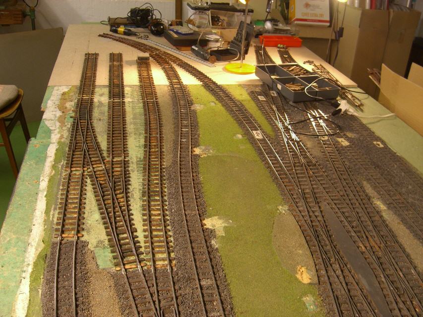 Authentisches Wiederherstellen der Gleisanlagen, anhand der verbliebenen Spuren und Fragmenten.